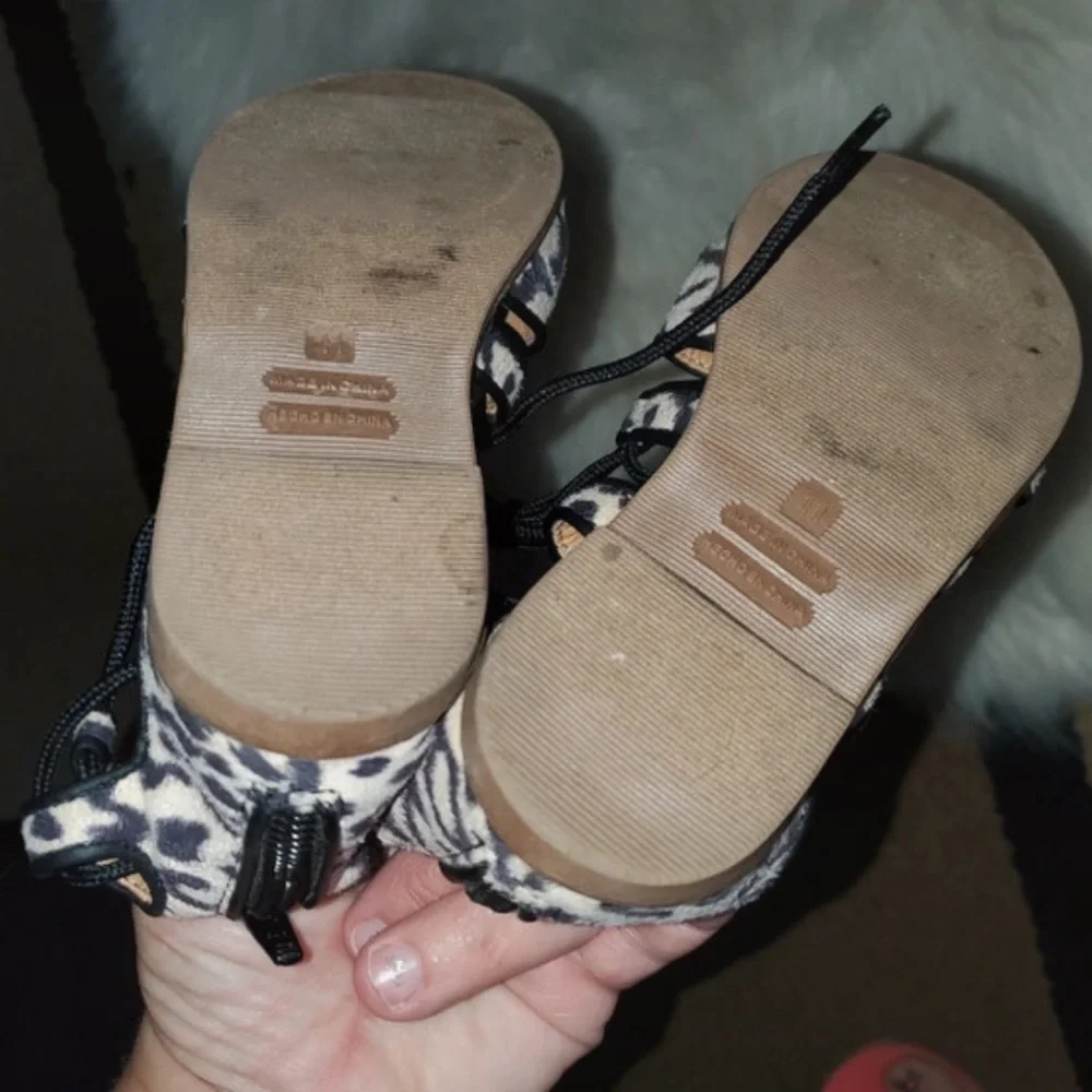 Girl’s Old Navy lace up animal print sandals size 11c EUC